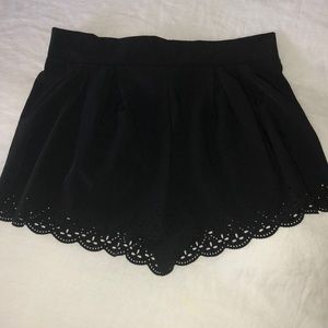 Scallop detailed black shorts size small